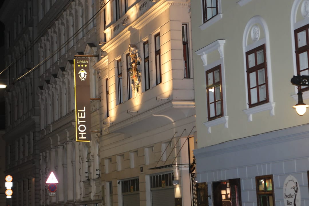 Blick von der Strasse  Hotel Zipser