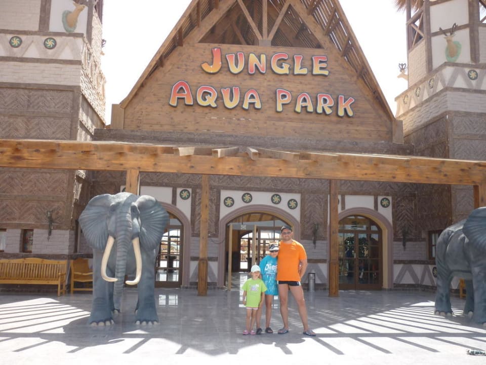 Boczne wejście do hotelu Pickalbatros Jungle Aqua Park Resort - Neverland Hurghada