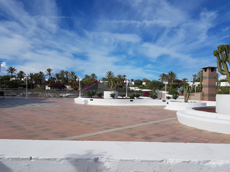 Vom Parkplatz aus Hotel HL Club Playa Blanca