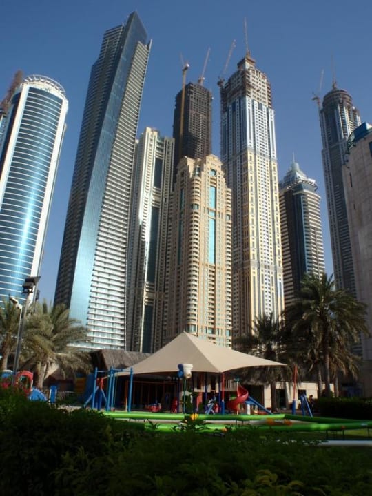 Skyline hinter dem Hotel Le Meridien Mina Seyahi Beach Resort & Waterpark