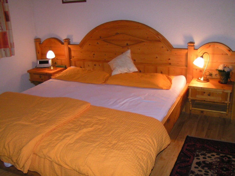 Gemütliches Holzbett mit super Matratze Pension Heilbad Burgwies