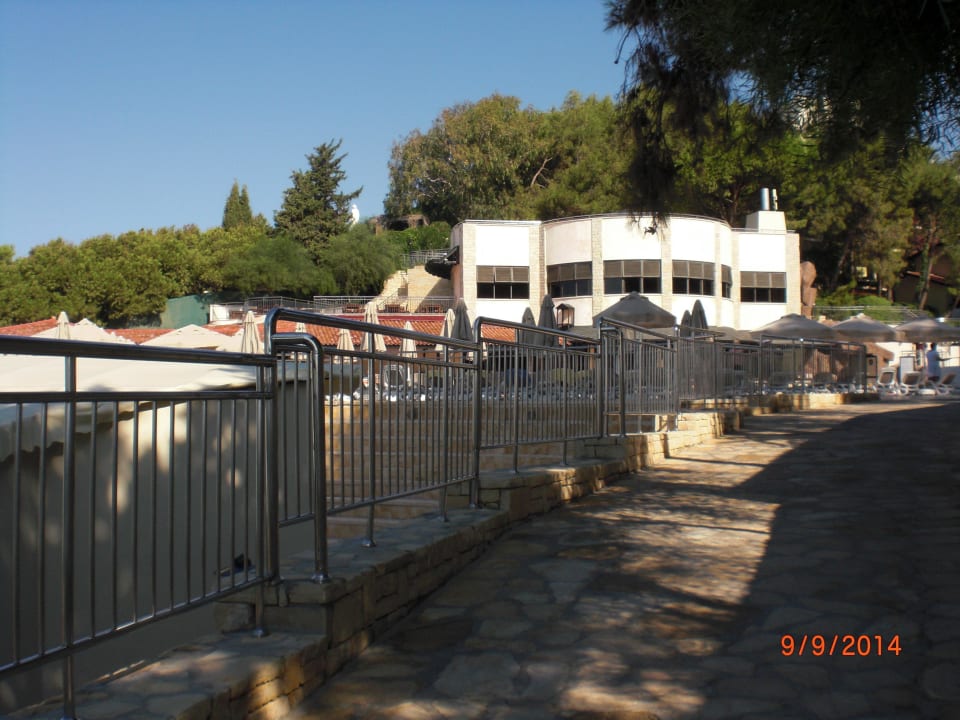 Weg vom Meer zum Pool Melas Holiday Village