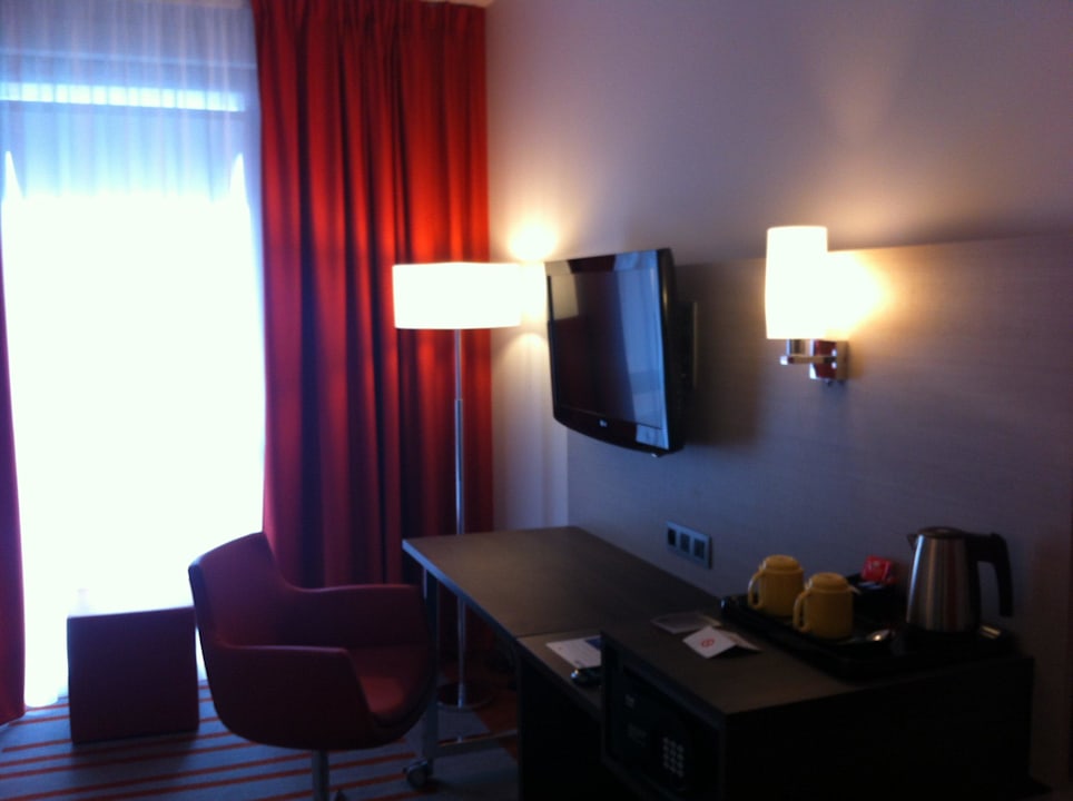 TV und Arbeitstisch und Tee/Kaffee Park Inn By Radisson Lille Grand Stade