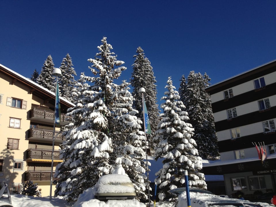 Blick vom Parkplatz auf das Hotel AROSA ALPINE CLUB - Adults only