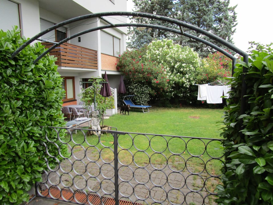 Garten vor den Gartenferienwohnungen Residence Traminer Klause Ferienwohnungen