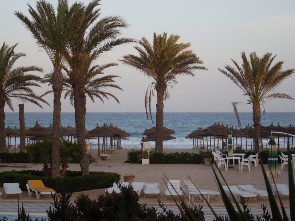 Ausblick zum Privatstrand Nahrawess Resort & Thalasso