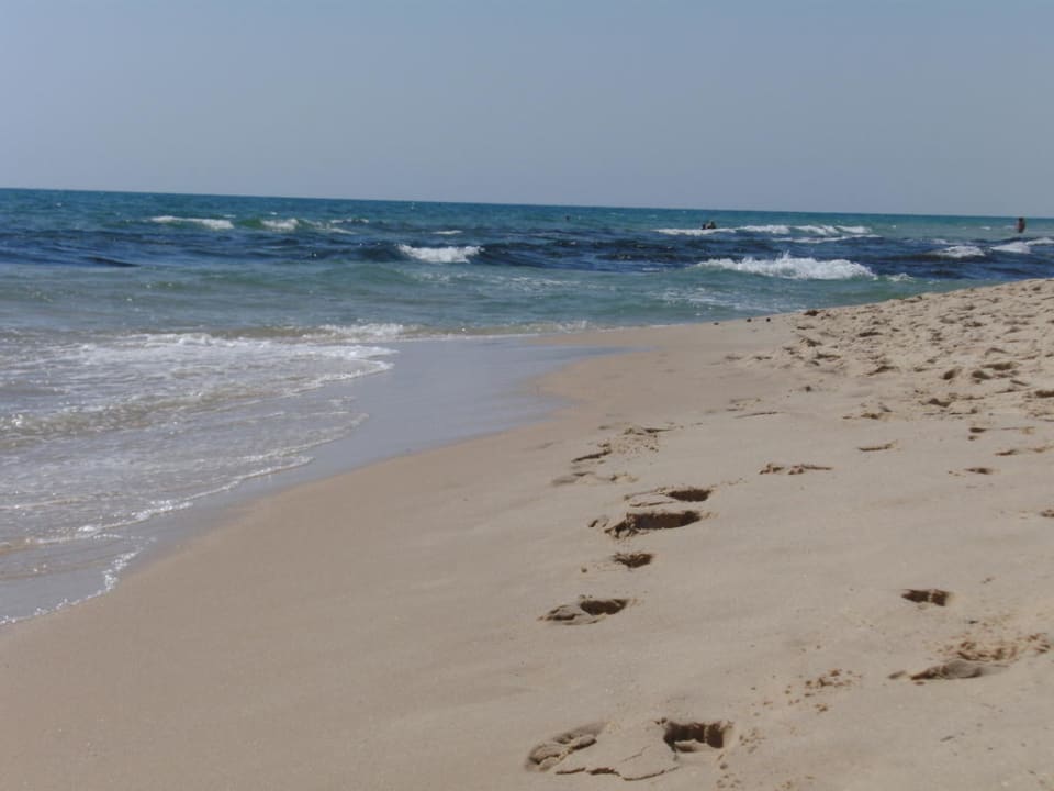 Der Strand zur rechten Seite Royal Tulip Taj Sultan