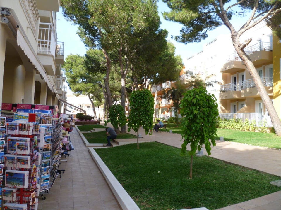Einkaufsstrasse Iberostar Waves Club Cala Barca