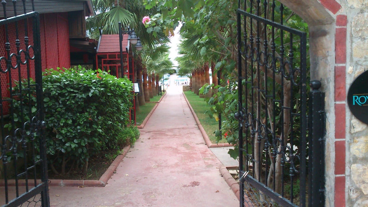 Der Weg zum Strand Hotel Royal Garden Beach