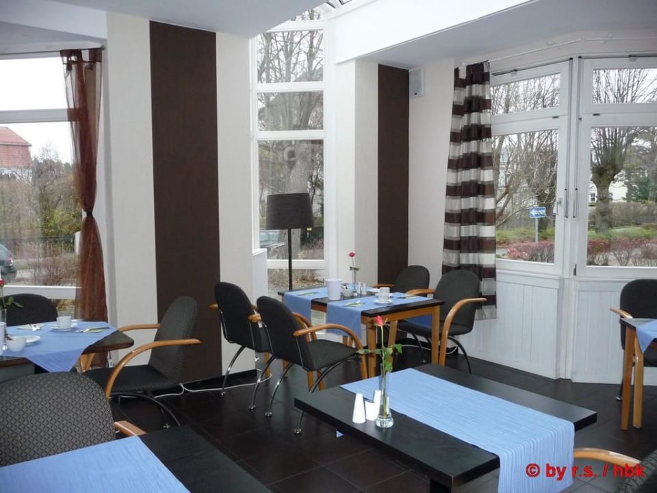Speiseraum, im Hintergrund draußen der kleine Park Hotel Ludwigsburg