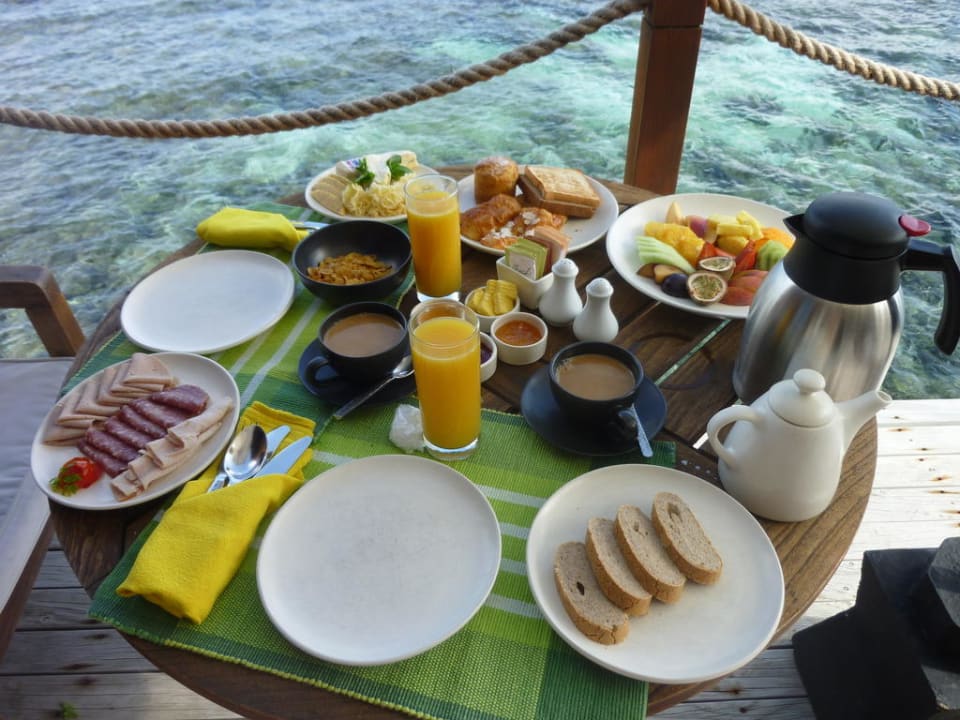 Auf Wunsch Frühstück in der Wasser Villa Mirihi Island Resort