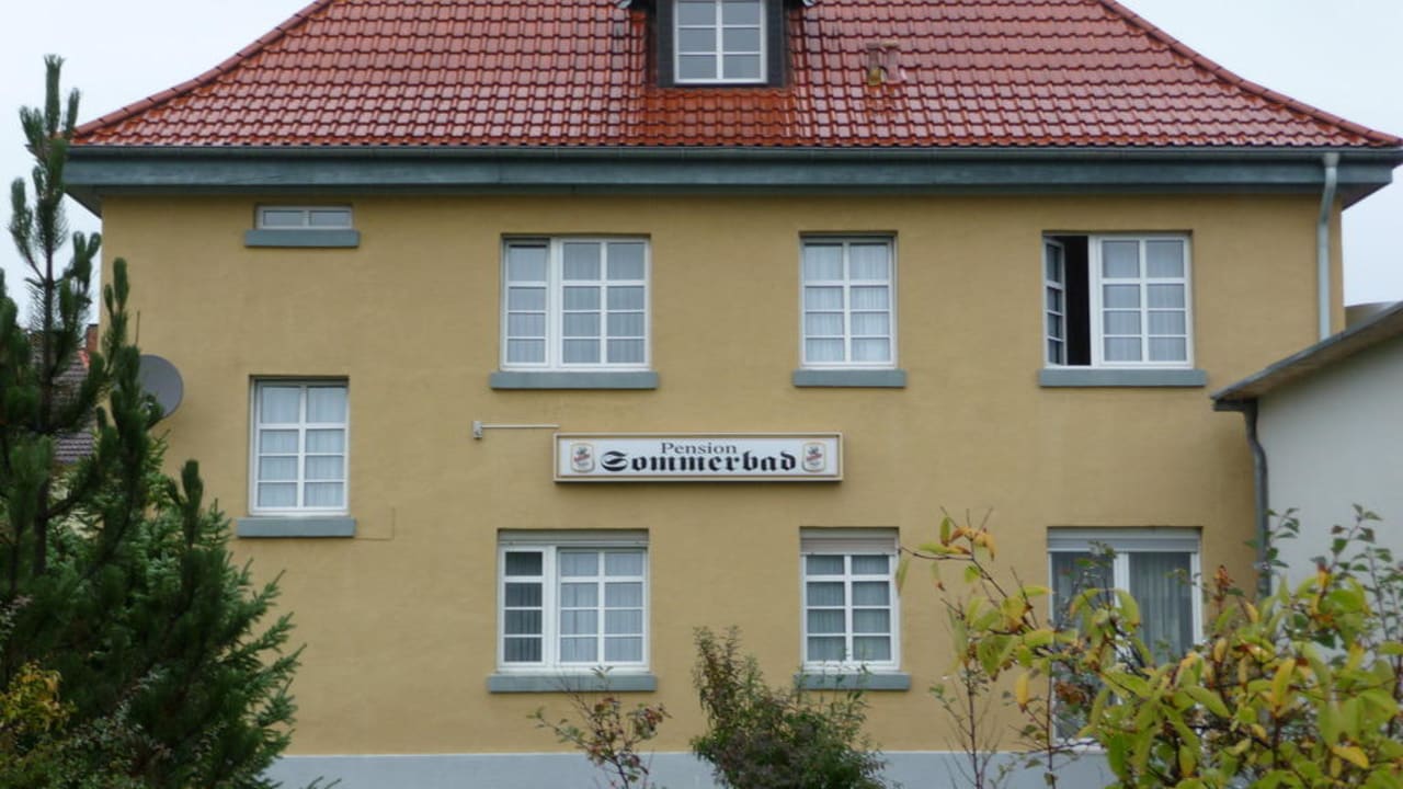 Die Pension vom Parkplatz aus Pension Zum Sommerbad