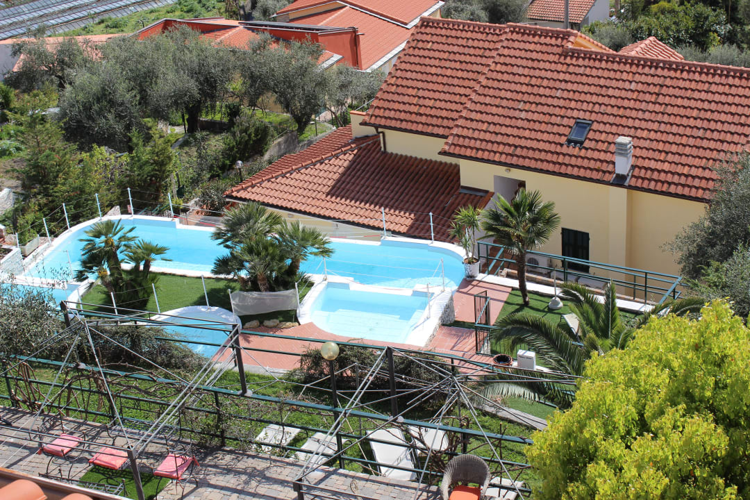 Pool mit Garten Villa Giada Resort