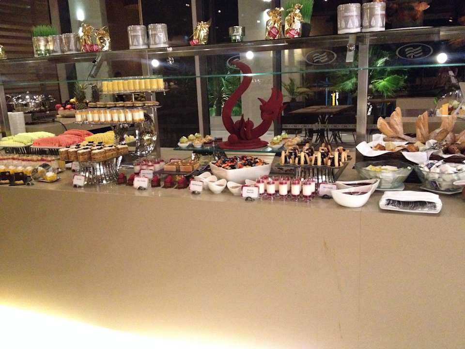 Nachtisch Büffet, super lieb angerichtet Crowne Plaza Hotel Yas Island