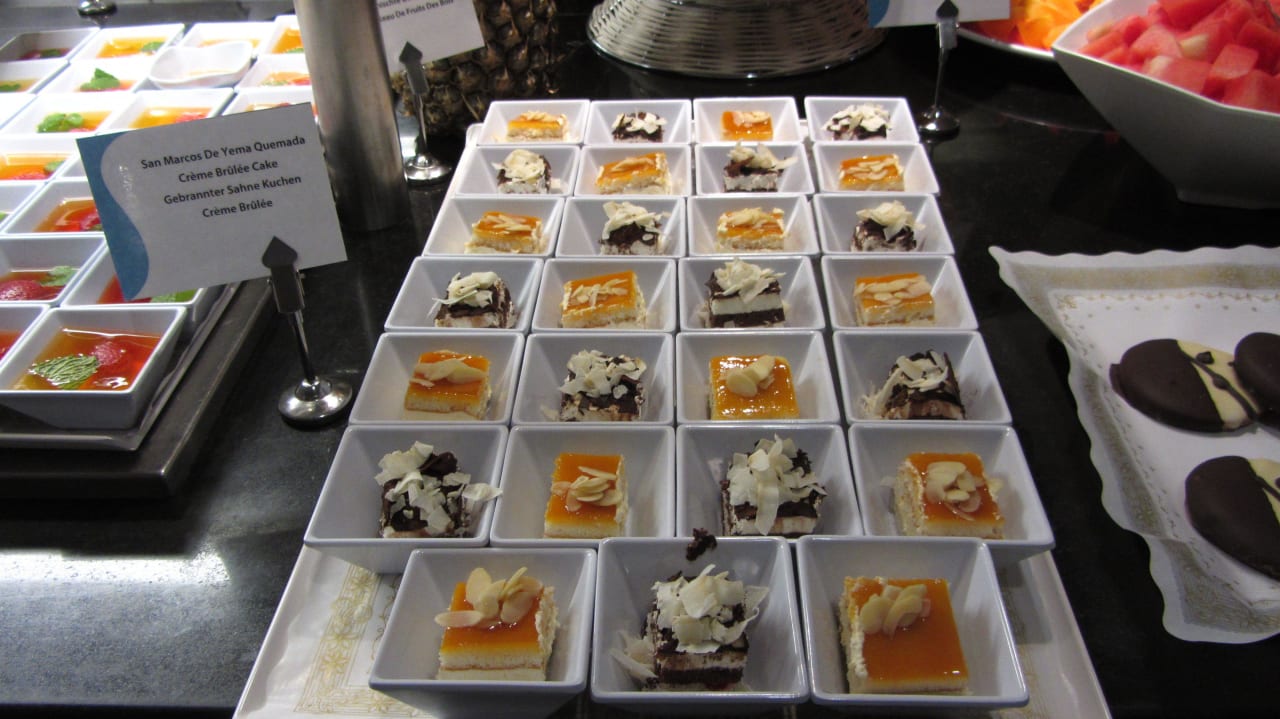 Aufwendig gestaltetes Dessert Büffet Sentido Aequora Lanzarote Suite