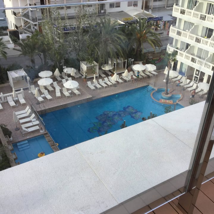 Blick von Dachterrasse auf Pool Hotel Bahia del Sol