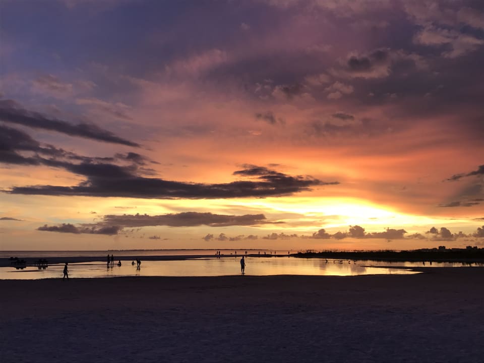Strand Hotel Outrigger Beach Resort