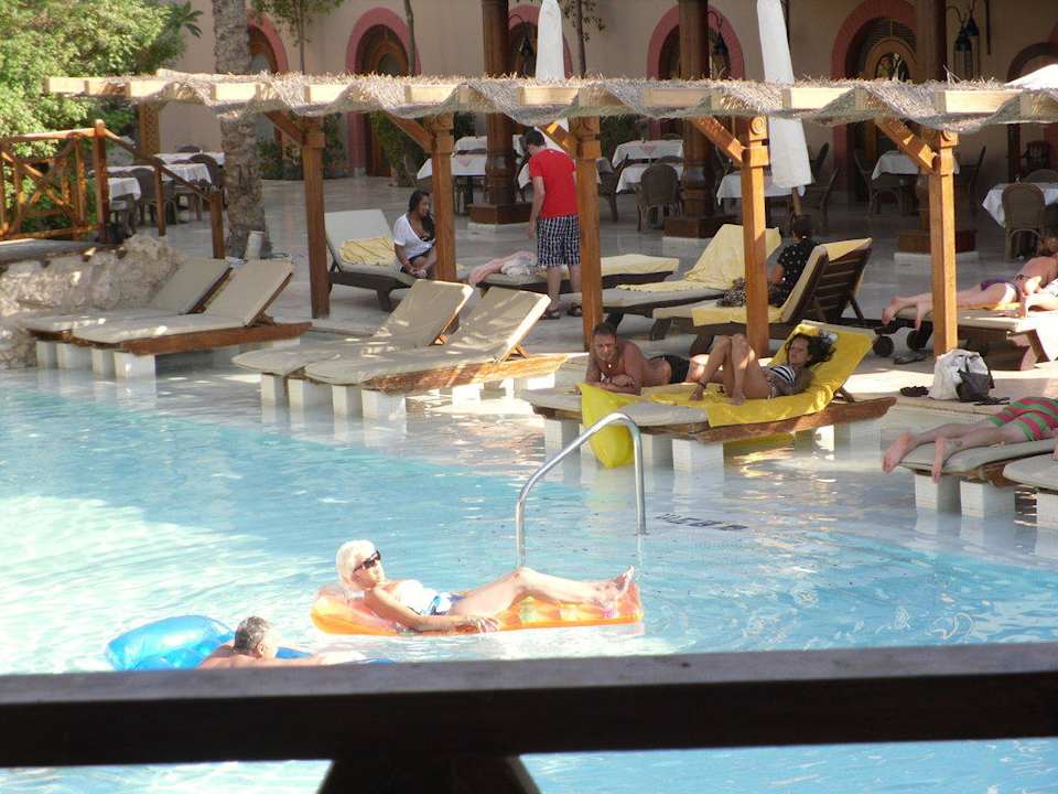 Wasserliegen im Pool Ghazala Gardens