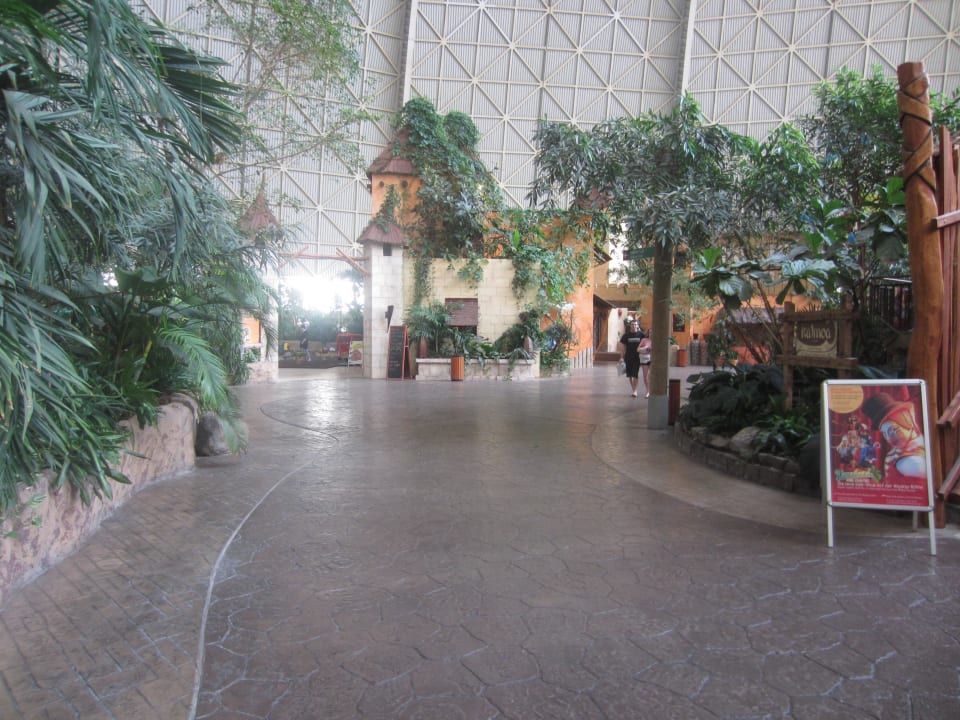 Gang zum Restaurant Tropical Islands Resort