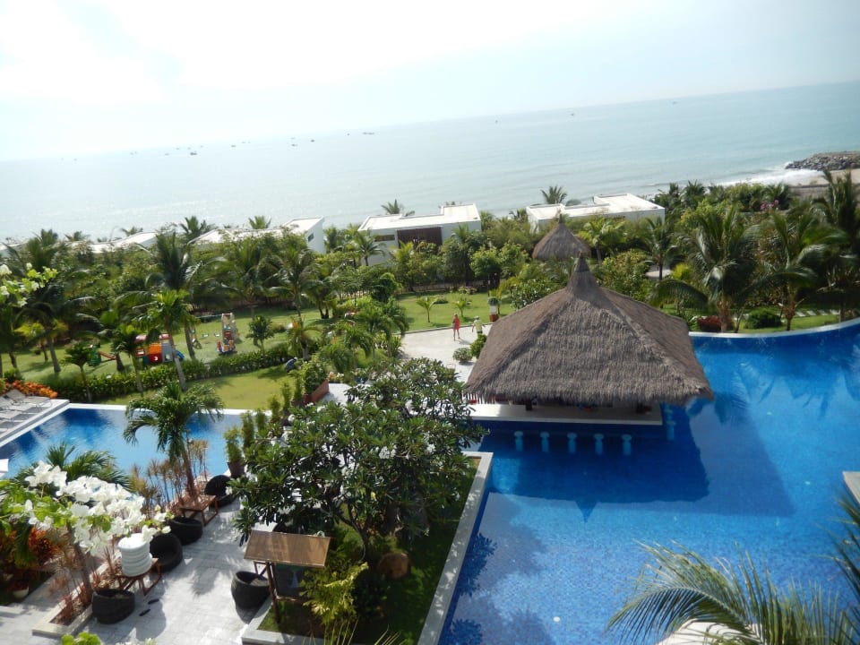 Pools und Meerblick von der Terrasse aus The Cliff Resort & Residences