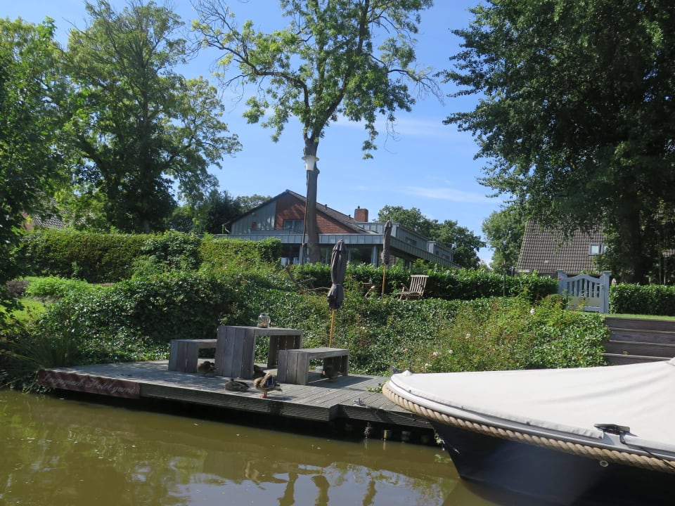 Blick vom Wasser aus aufs Hotel Hotel Leegerpark