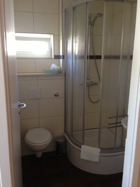 Badezimmer mit Dusche & WC Hotel Havellandhalle Resort