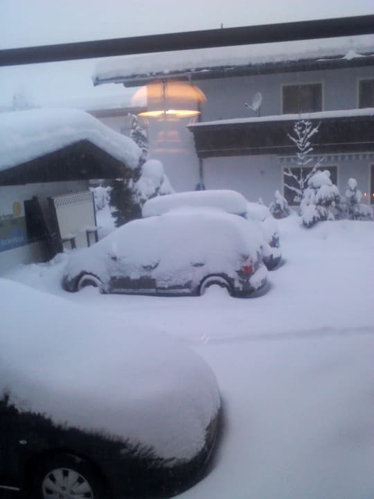 Schneemassen auf dem Parkplatz Hotel Metzgerwirt