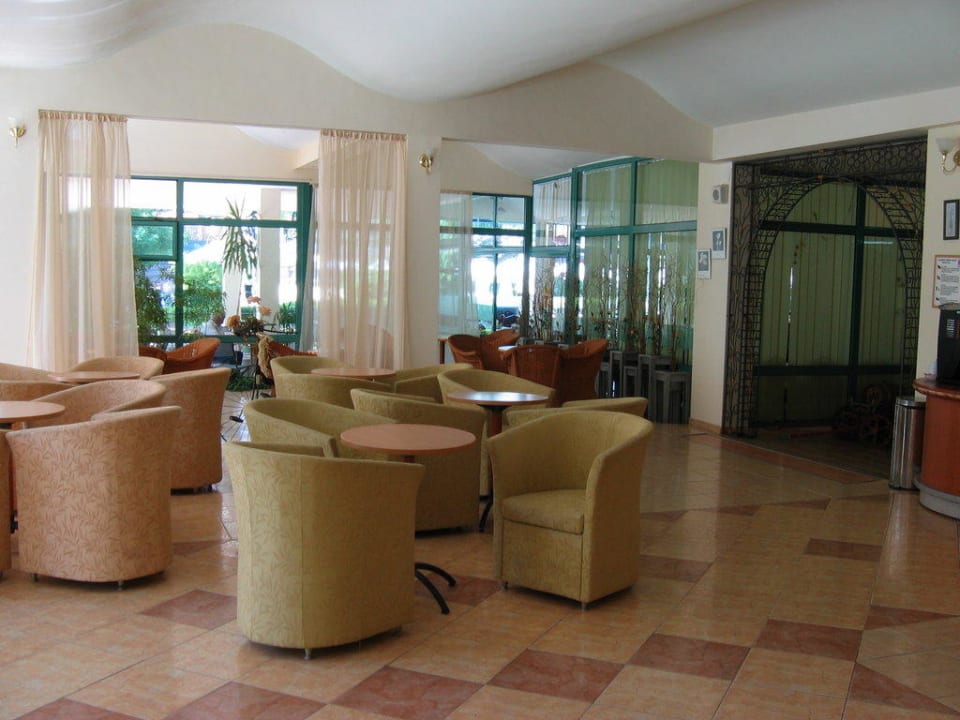 Bereich vorm Restaurant DAS Club Hotel Sunny Beach