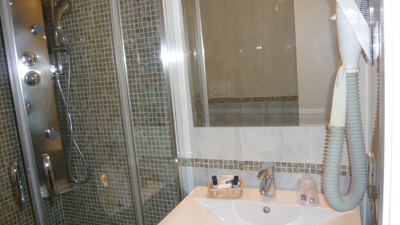 Bad ACHTUNG: Föhn unmöglich !! Garda Suite Hotel - Tonelli Hotels