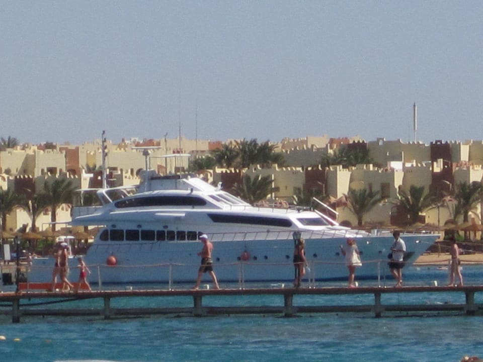 Schiff am Strand Jaz Makadi Oasis Resort