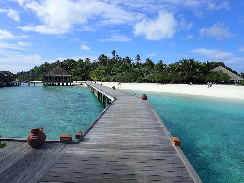 Weg von unserer Villa zum Strand Meeru Maldives Resort Island