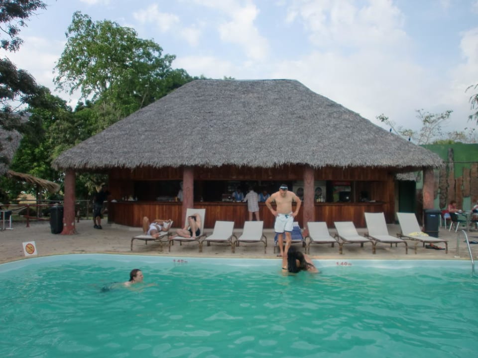 Pool mit der Bar Hotel Los Caneyes