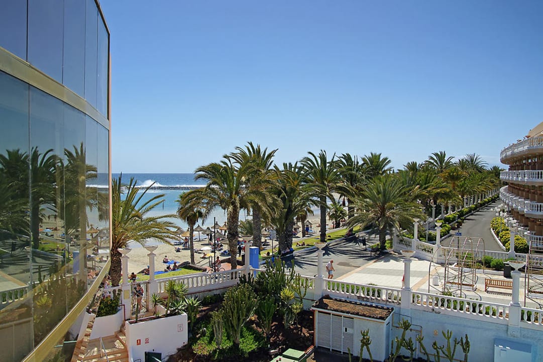 Ausgang zum Strand Mediterranean Palace Hotel