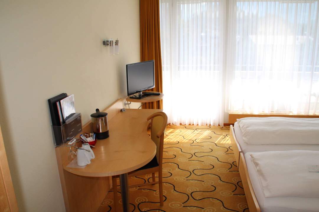 Tisch, Fernseher Aparthotel Goldey