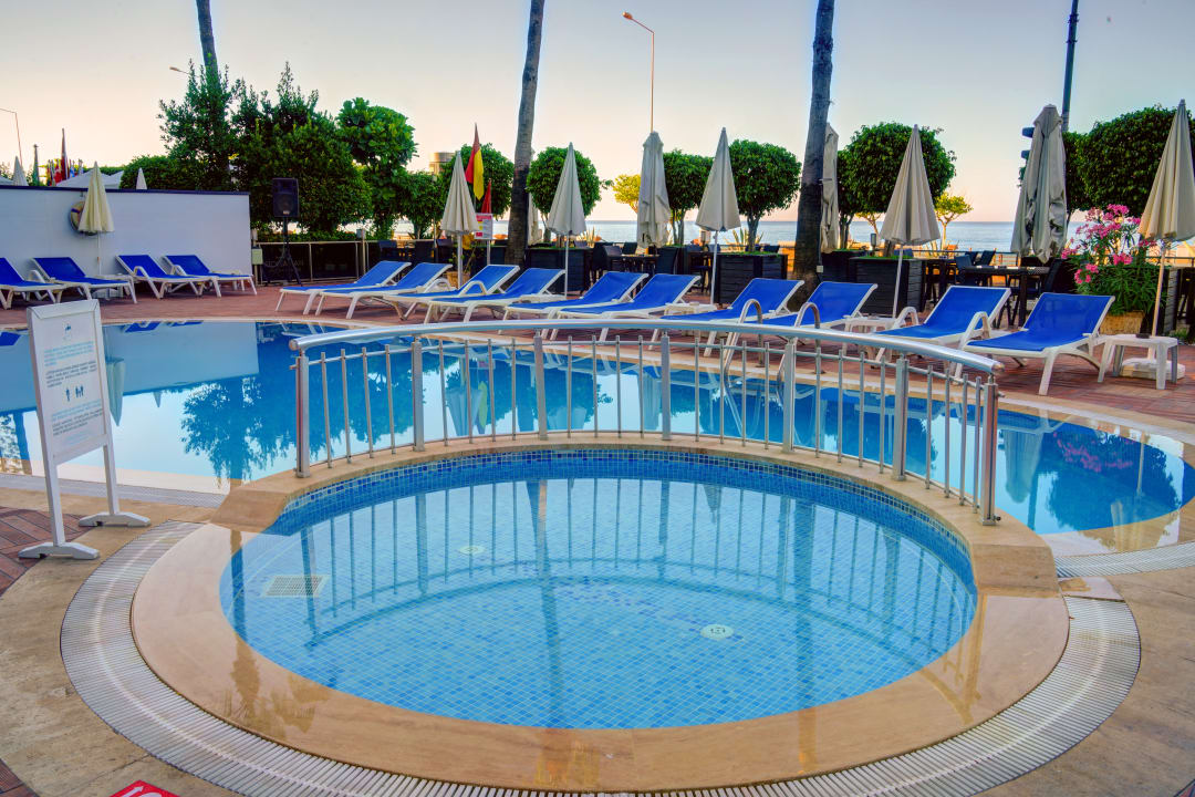 Pool Parador Beach Hotel