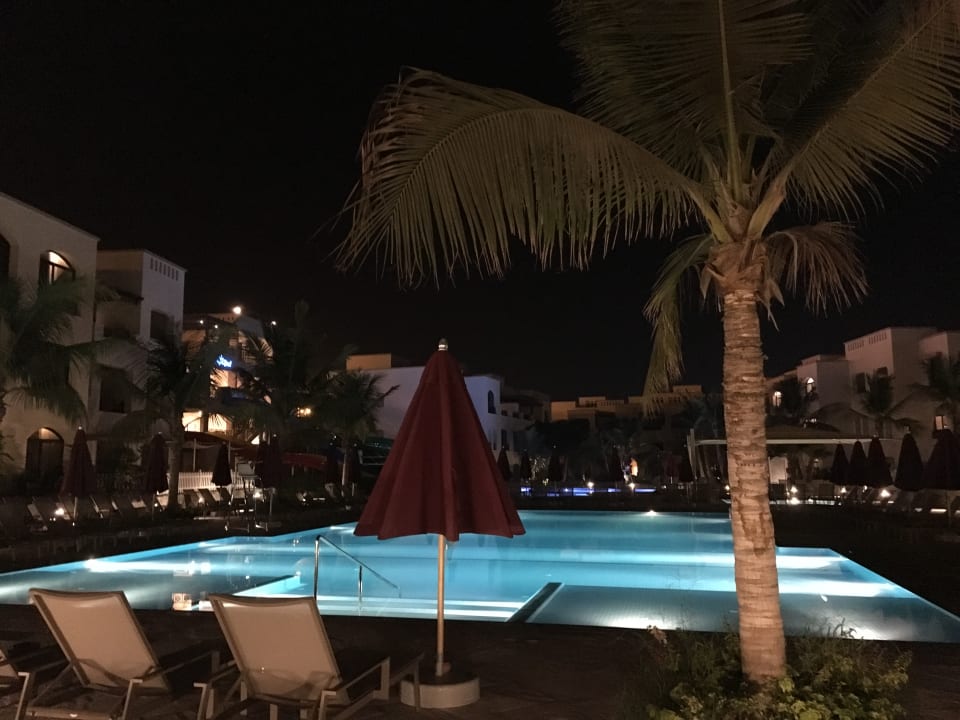 Hauptpool im Village The Cove Rotana Resort