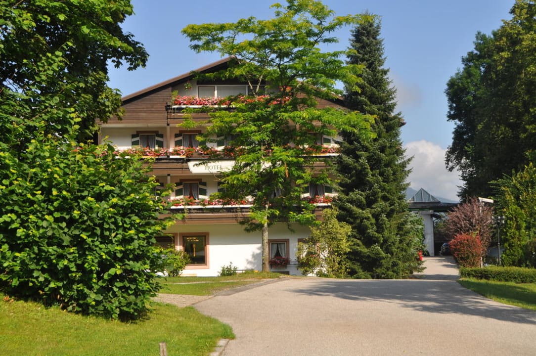Einfahrt zum Alpenhof Alm- & Wellnesshotel Alpenhof