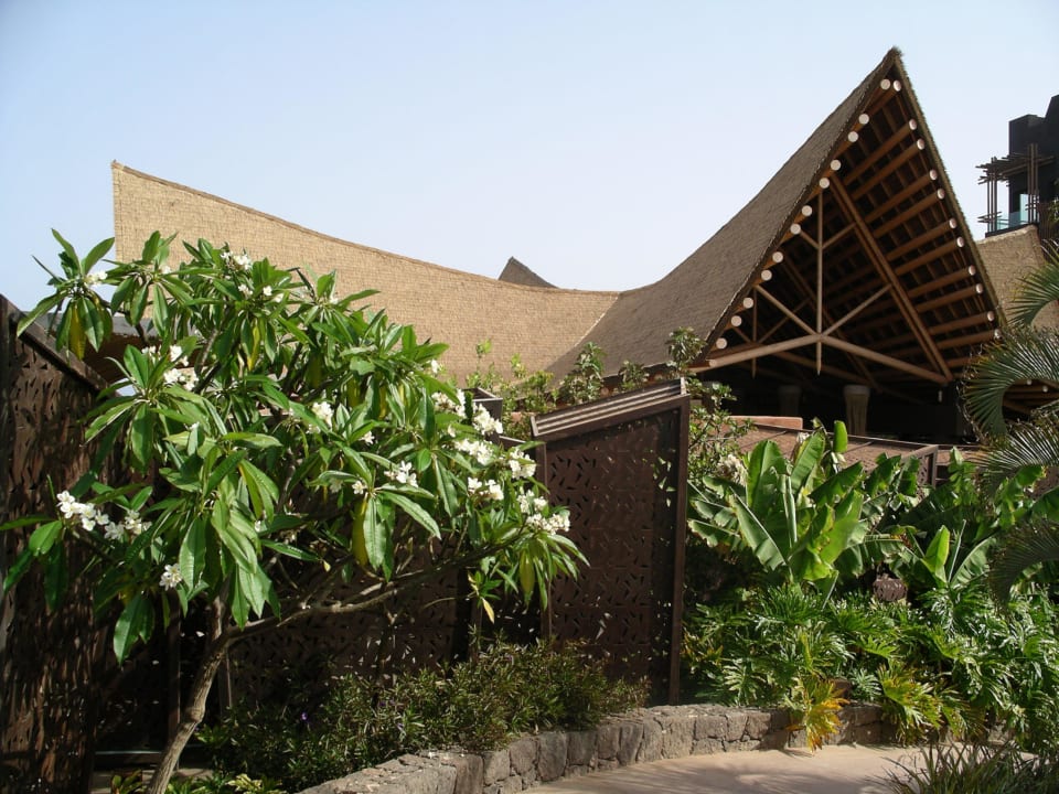 R. Burton Bar Lopesan Baobab Resort