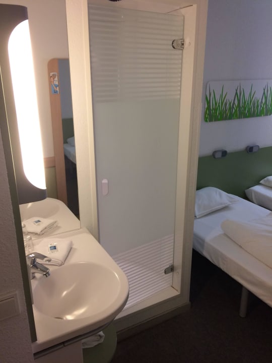 Zimmer linke Seite B&B HOTEL Würzburg-Ost