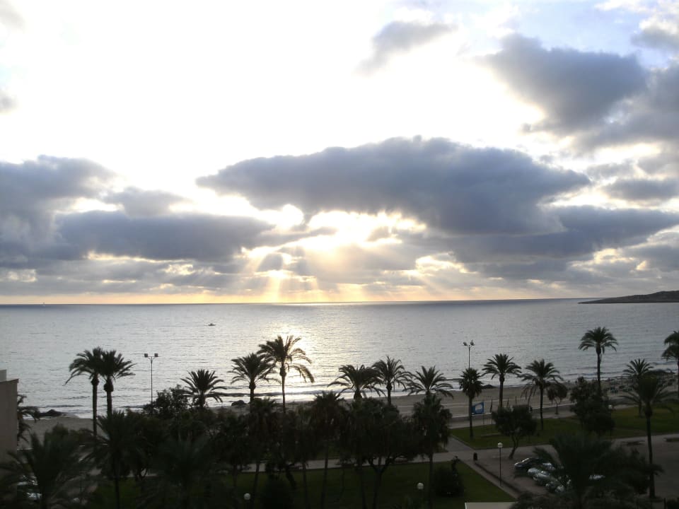 Ausblick vom Balkon auf Strand und Meer CM Castell de Mar
