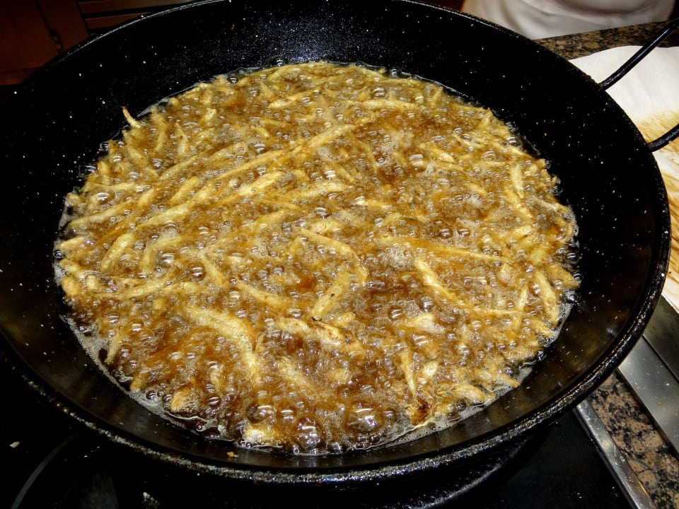 Kleine Fische beim Frittieren Alua Suites Fuerteventura