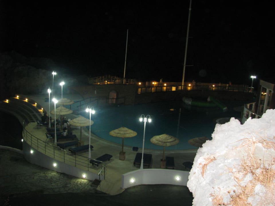 Widok na basen z baru Kalypso Cretan Village Sense Resort & Spa