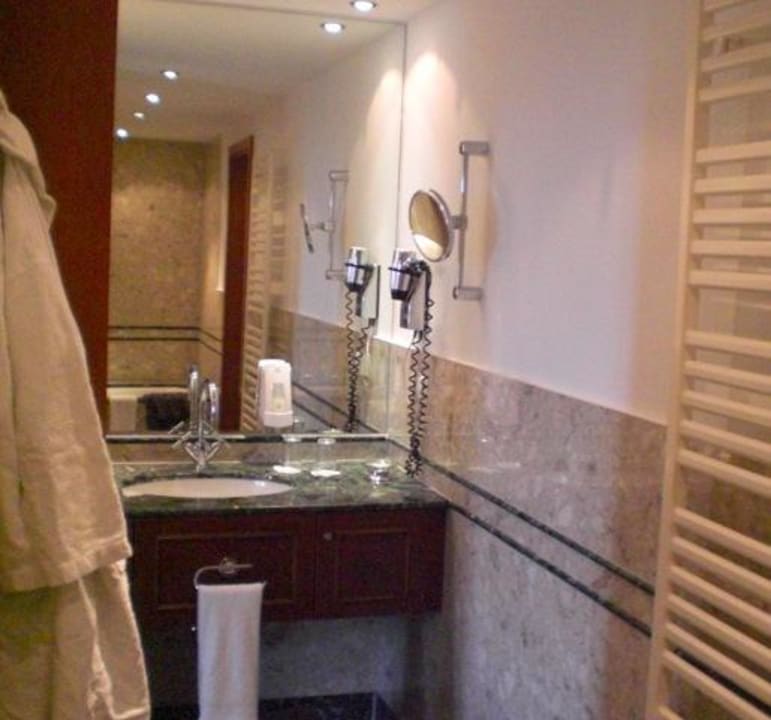 Junior Suite Badezimmer Lindner Hotel Frankfurt Main Plaza, part of JdV by Hyatt
