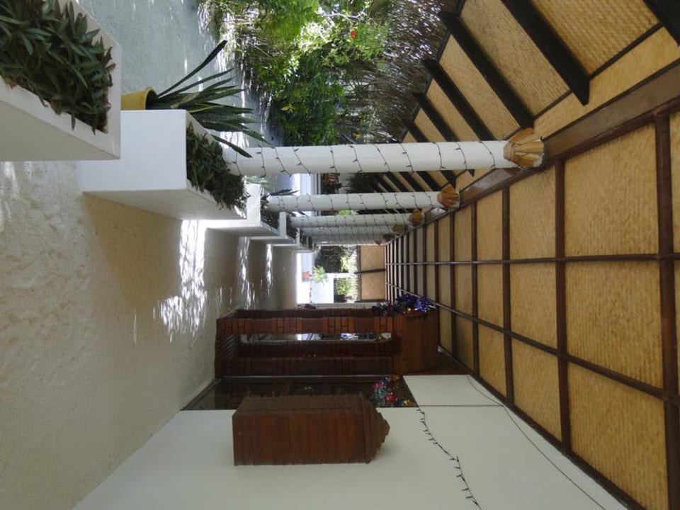 Rechts die Bibliothek und der Souvenirshop Angaga Island Resort