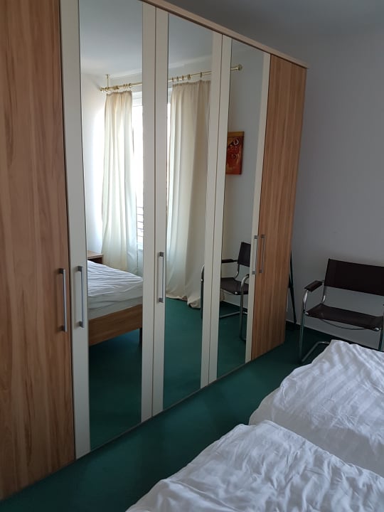 Ein riesengroßer Schrank. Villa Meerblick