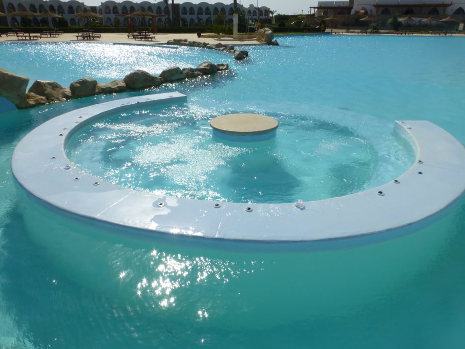 Jakuzzi im Hauptpool Hotel Gorgonia Beach Resort