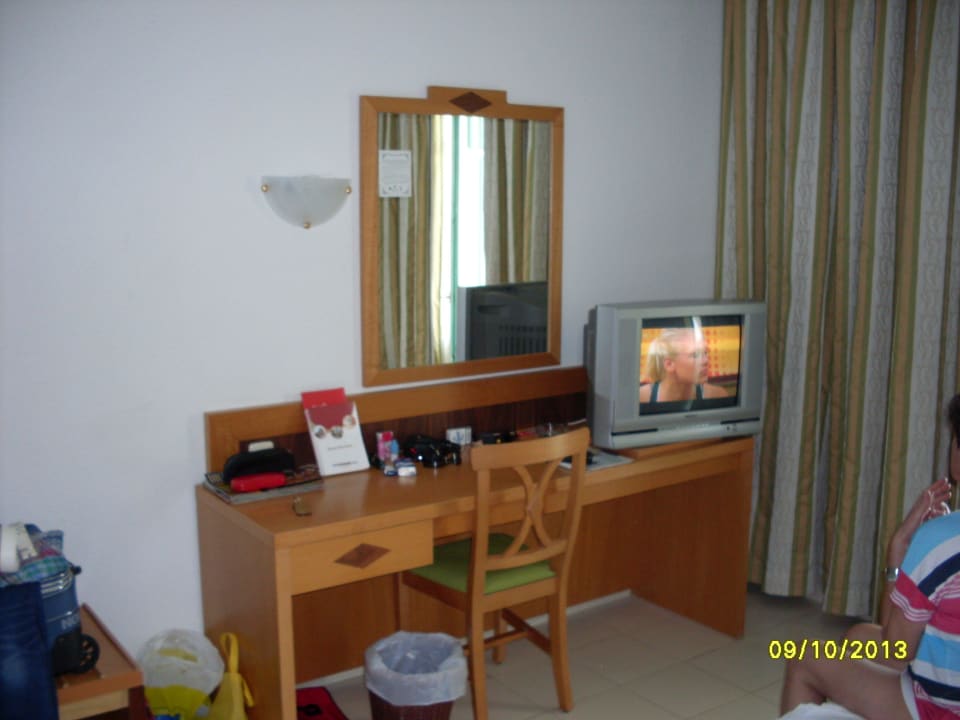 Schreibtisch und Fernseher Hotel El Mouradi Cap Mahdia