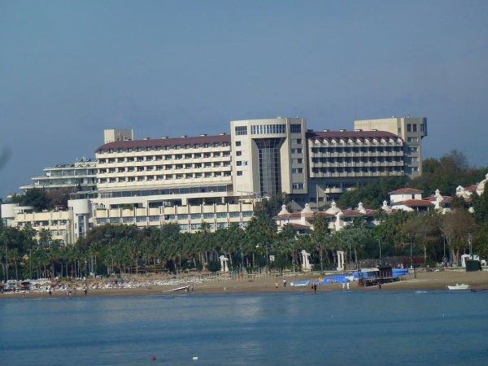 Das Hotel vom Meer gesehen Melas Resort Hotel