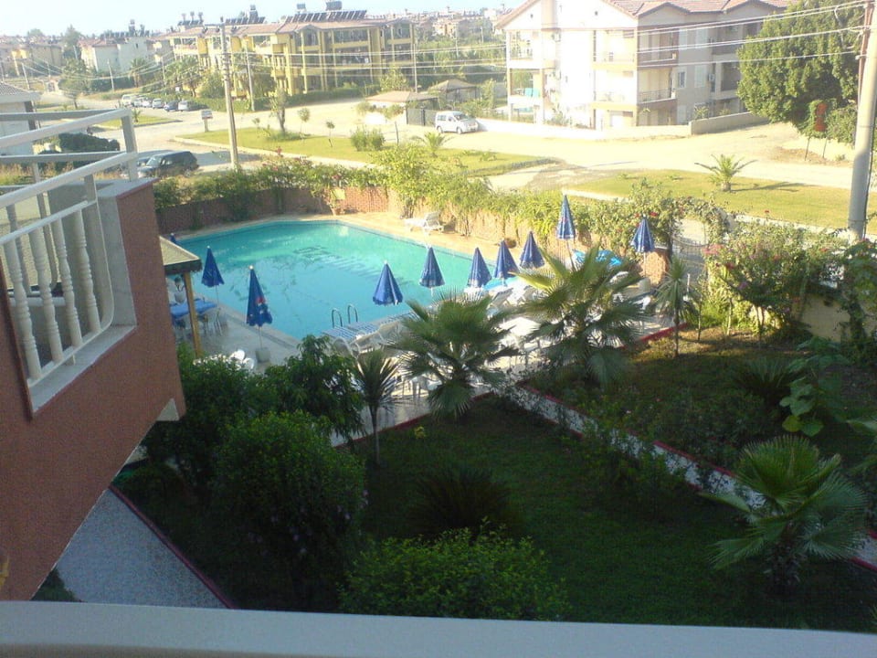 Blick vom Balkon auf den Pool und Garten Hotel Özgürhan