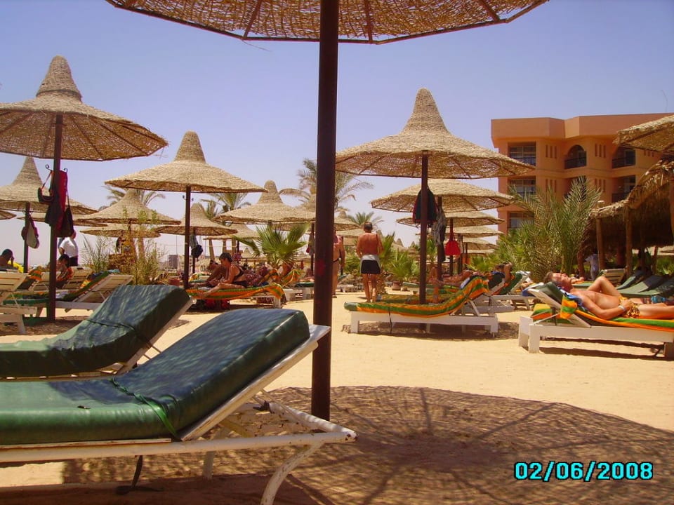 Schöner Strand - sehr heißer Sand Giftun Azur Resort